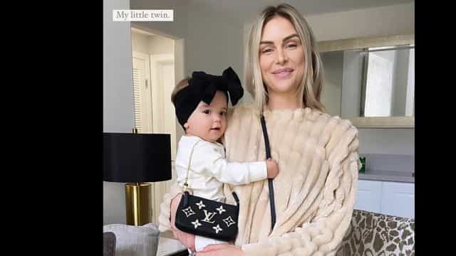 Modelo Lala Kent compra mala da Louis Vuitton para a filha de um ano