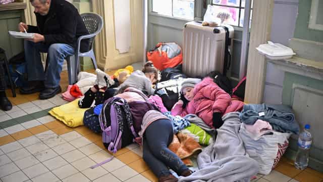 Ucrânia vê avanço lento para fim da guerra, e Rússia intensifica cerco em Mariupol