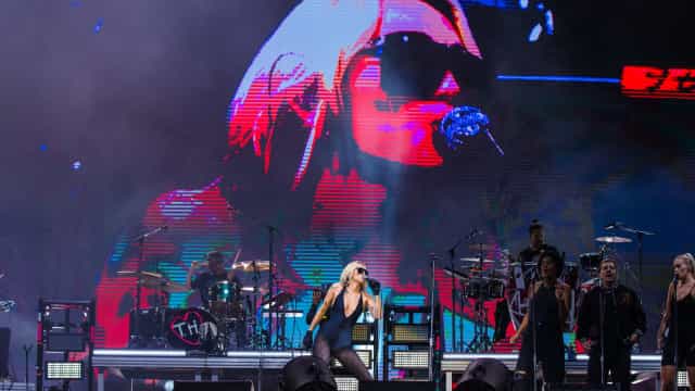 Miley Cyrus e Anitta cantam e batem a bunda em show no Lollapalooza