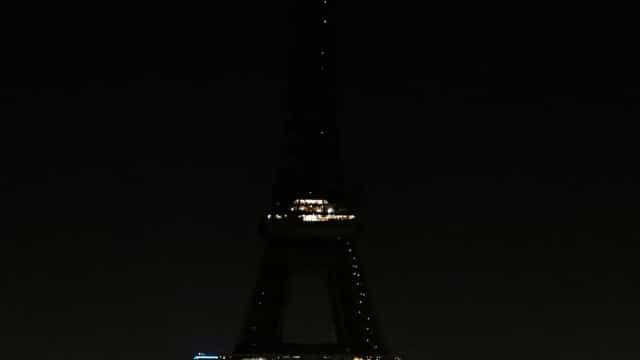 Monumentos ficam às escuras ao redor do mundo contra o aquecimento global