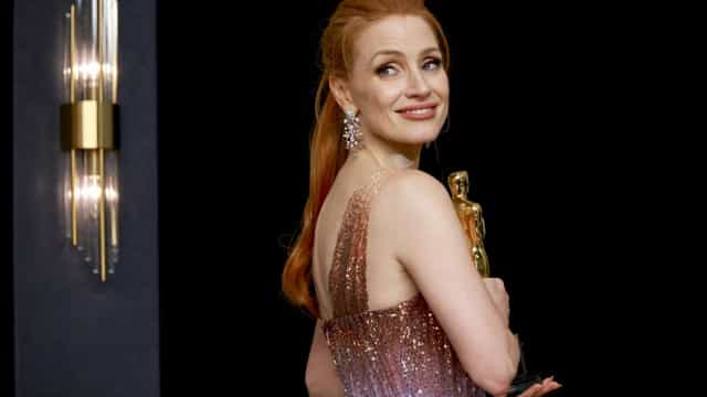 Hollywood ignora Ucrânia e prega mundo cor-de-rosa no tapete do Oscar