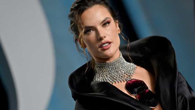 Alessandra Ambrosio arrisca em look de festa e usa body (bem) cavado