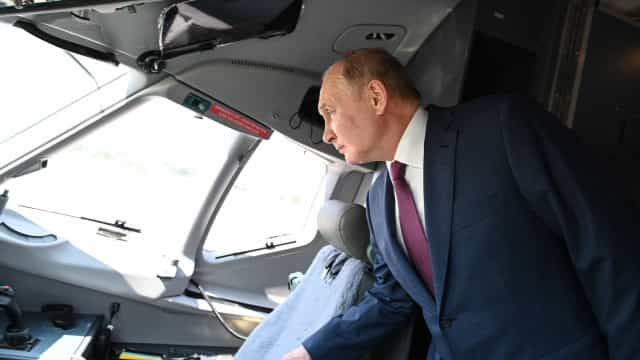 Avião de Putin tem aparato de guerra, botão nuclear e detalhes de ouro