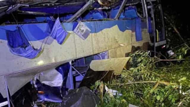 Queda de ônibus em ribanceira deixa 10 mortos e 21 feridos no Paraná