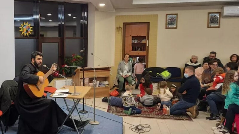 Padre brasileiro fica na Ucrânia e cuida de abrigo em igreja