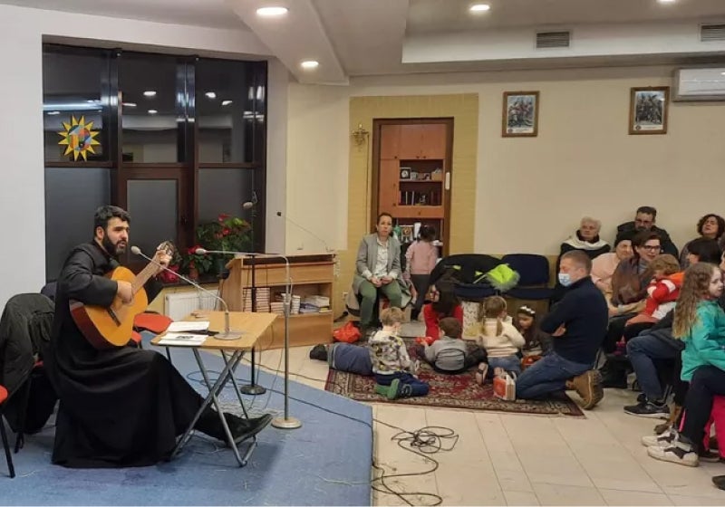 Padre brasileiro fica na Ucrânia e cuida de abrigo em igreja