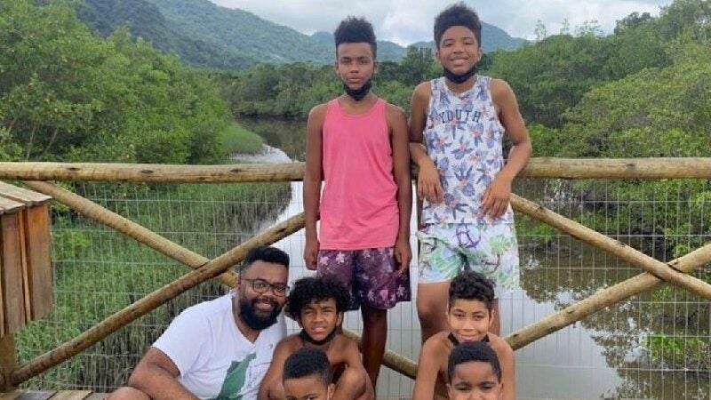 Adotado aos 5 anos, jornalista adota irmãos e vira pai solo de 6 filhos