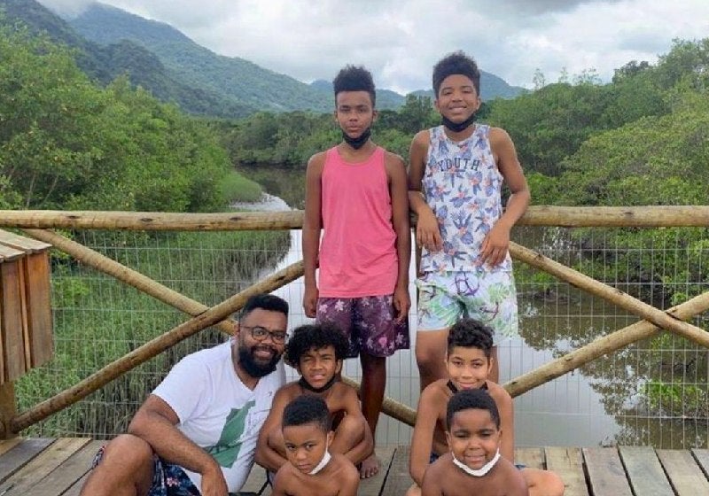 Adotado aos 5 anos, jornalista adota irmãos e vira pai solo de 6 filhos