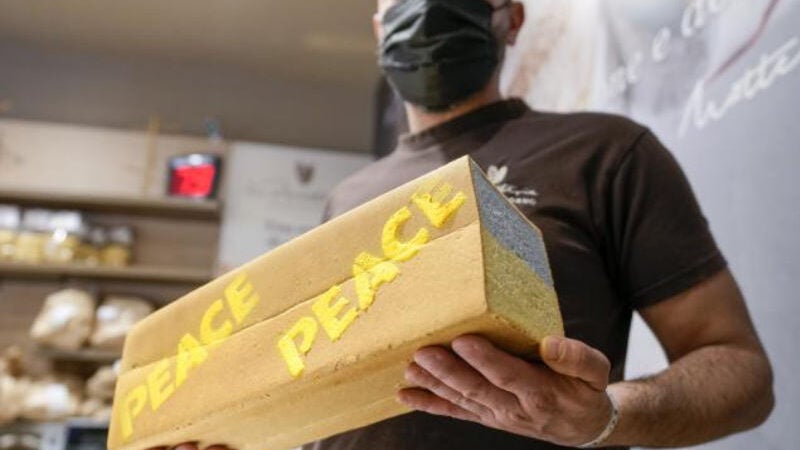 Padeiro italiano faz ‘pão da paz’ para ajudar refugiados da guerra