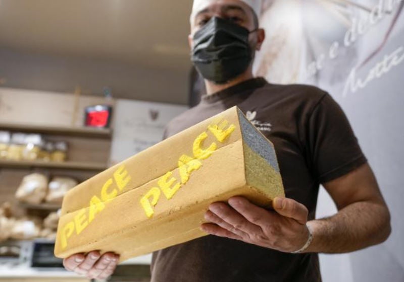 Padeiro italiano faz ‘pão da paz’ para ajudar refugiados da guerra