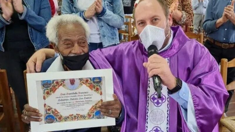 Brasileiro completa 120 anos e ganha presente do Papa Francisco