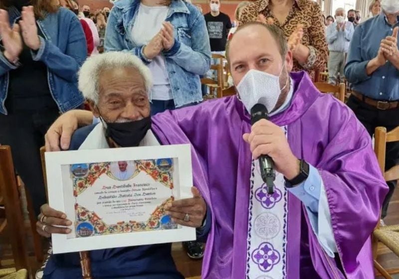 Brasileiro completa 120 anos e ganha presente do Papa Francisco