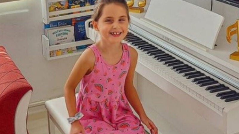 Menina cega de 7 anos que toca piano de ouvido e comove internet