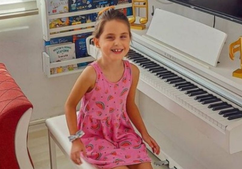 Menina cega de 7 anos que toca piano de ouvido e comove internet