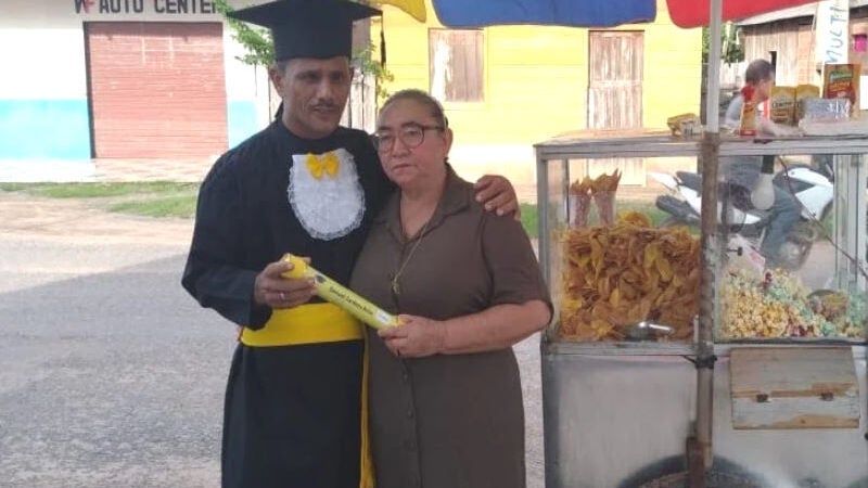 Pipoqueiro e ex-catador realiza sonho de se formar na universidade