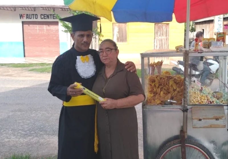 Pipoqueiro e ex-catador realiza sonho de se formar na universidade