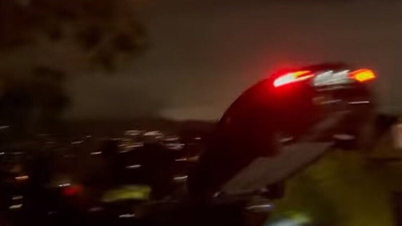 Tesla Model S “voa” em rua em Los Angeles (vídeo)