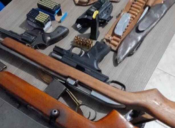 Quatro pessoas são presas e cinco armas de fogo apreendidas