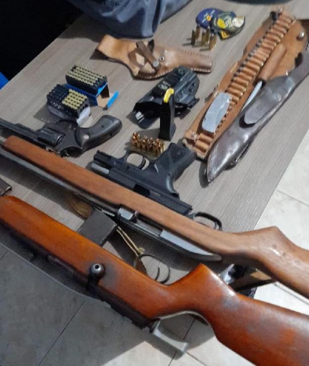 Quatro pessoas são presas e cinco armas de fogo apreendidas
