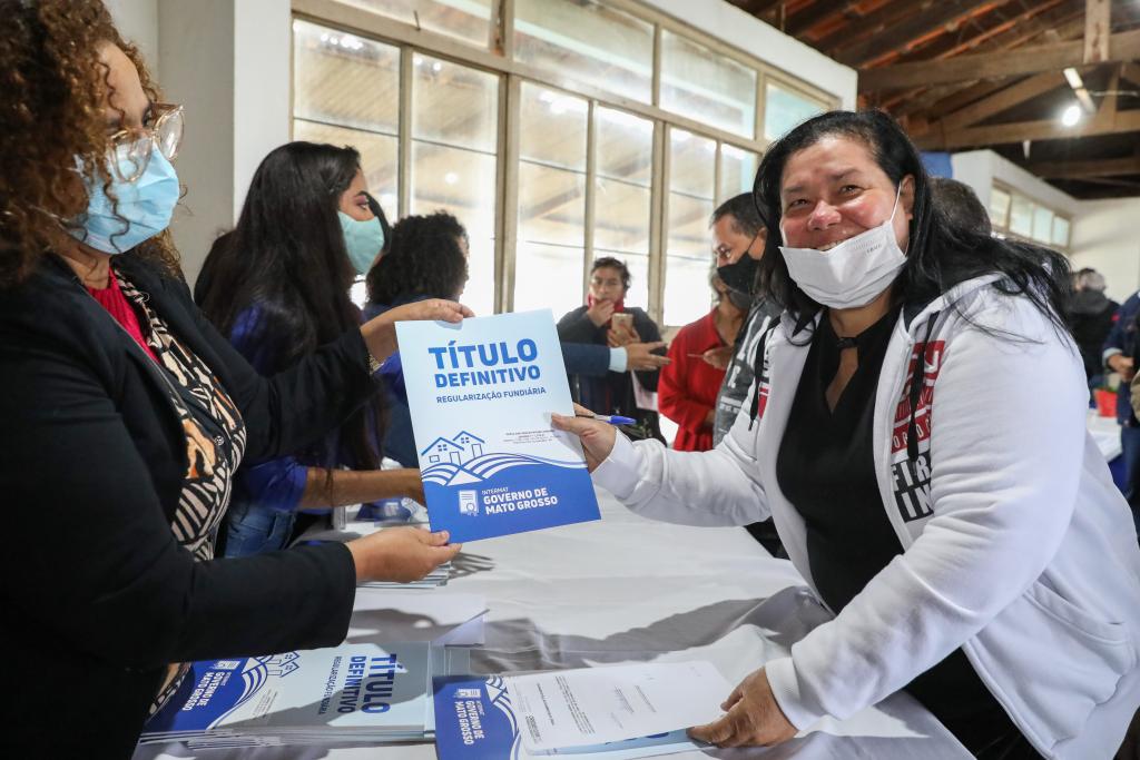 Governo de MT entrega mais de 70 títulos urbanos às famílias da Cohab Véu de Noiva