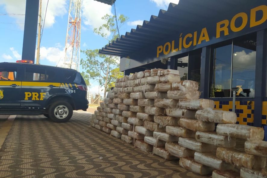 PRF prende motoristas com quase uma tonelada de cocaína em MT