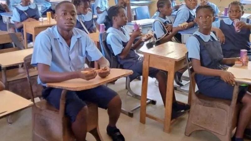 Após encontrar e devolver US$ 50 mil, mototaxista tem vida mudada