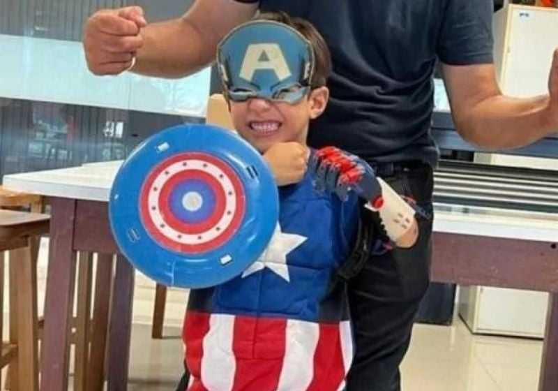 Menino de 5 anos ganha prótese de mão do Capitão América