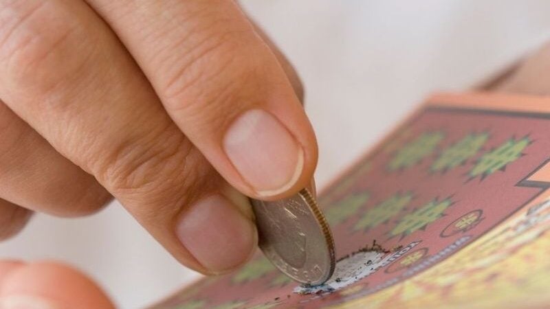 Mulher compra bilhete da loteria por engano e ganha mais de R$ 40 milhões