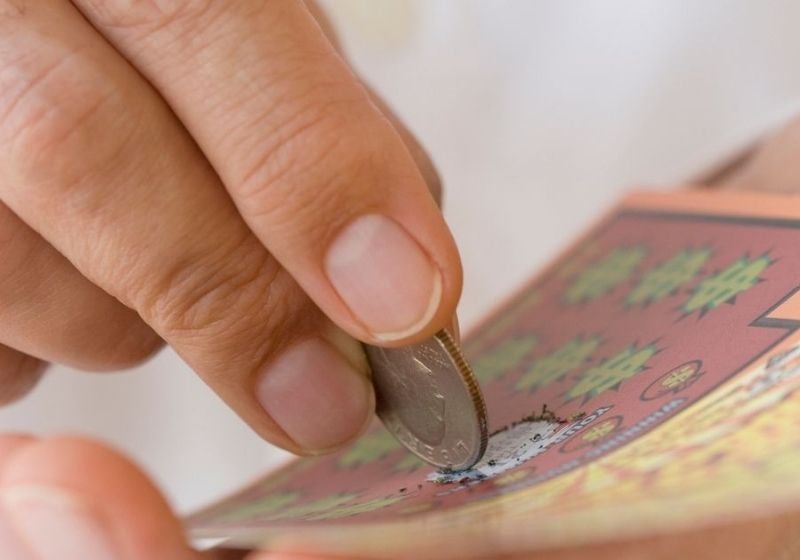 Mulher compra bilhete da loteria por engano e ganha mais de R$ 40 milhões