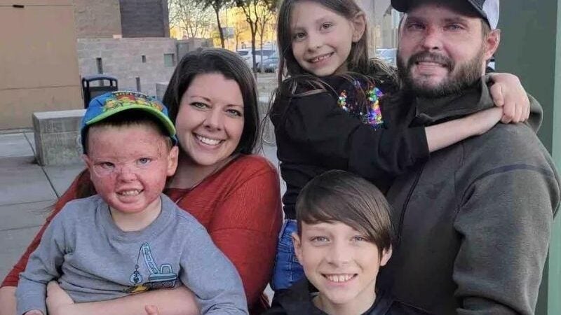 Pai arrisca a vida e salva filhos de ônibus em chamas