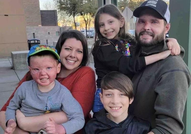 Pai arrisca a vida e salva filhos de ônibus em chamas