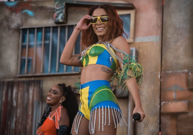 Anitta leva cenário de favela e canta com Snoop Dogg no Coachella