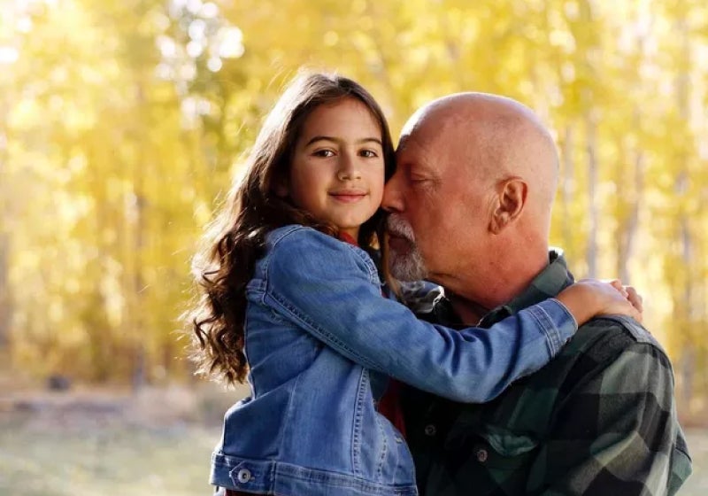 Bruce Willis aparece em 1ª foto com a filha após diagnóstico de afasia