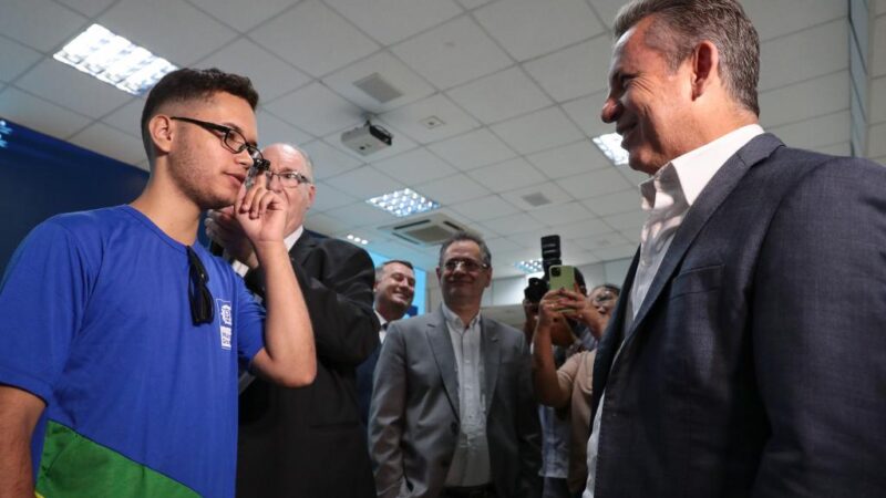 Governador entrega 150 óculos inteligentes a estudantes e professores: “Vão ter condição de vida muito melhor”
