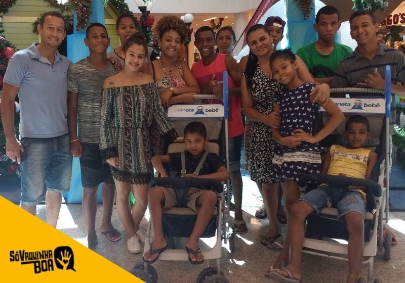 Casal adota 11 filhos, sendo 3 irmãos autistas, e sonha ter uma kombi
