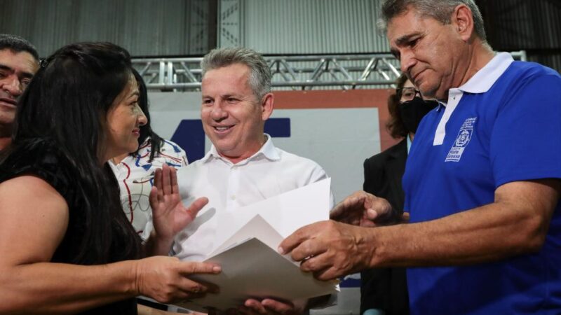 Governo de Mato Grosso beneficia 10 mil famílias com a entrega de títulos registrados em cartório
