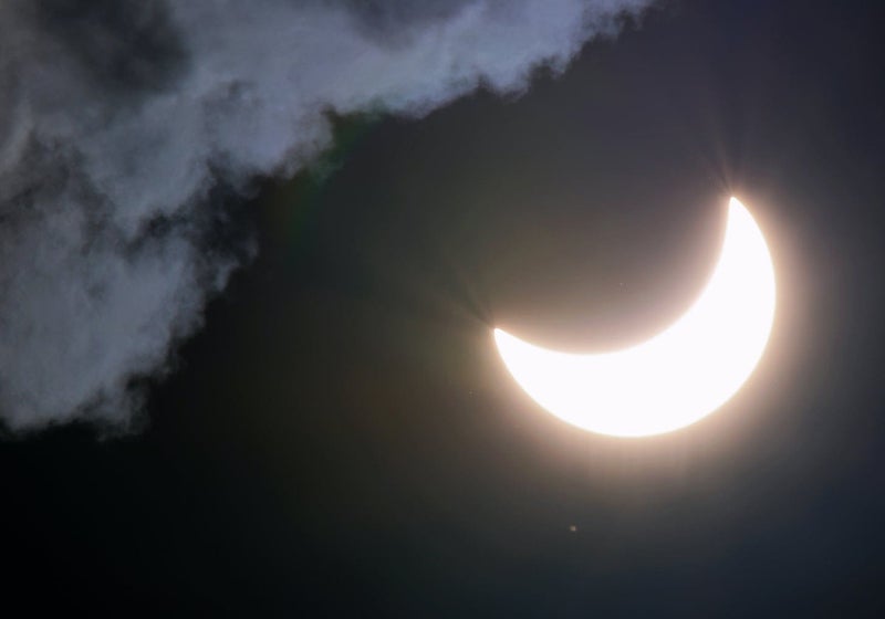 1º eclipse solar do ano neste final de semana coincide com Lua Negra