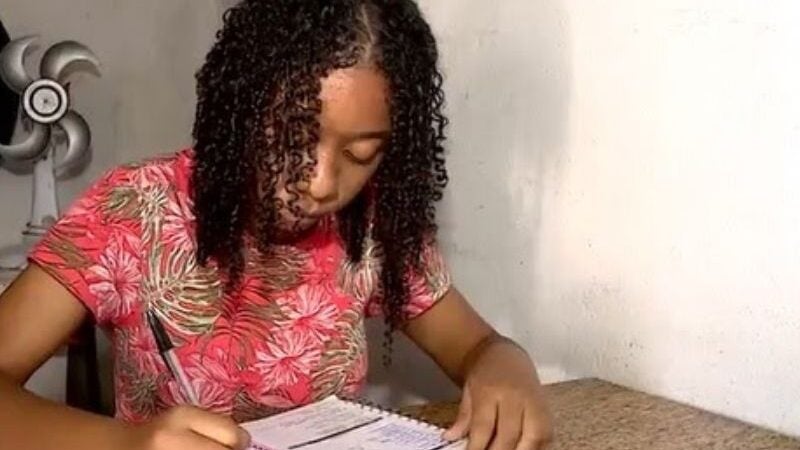 Com livros que a mãe encontrava no lixo, estudante é aprovada em medicina