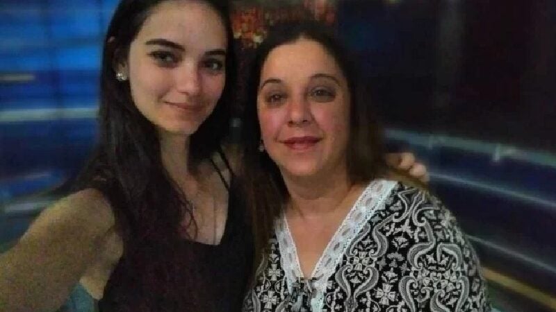 Faxineira e filha passam juntas no mesmo curso na universidade