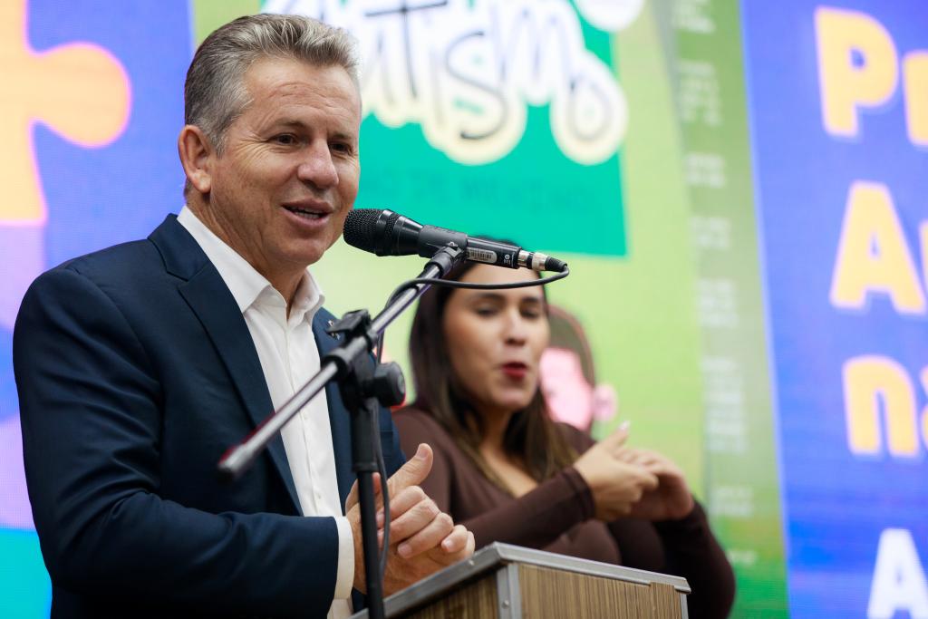 Governador vai a Nobres e assina mais de R$ 40 milhões para obras na região