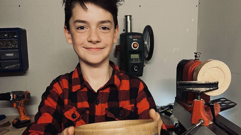 Garoto arrecada 1,3 milhão para crianças ucranianas com rifa de tigela feita por ele