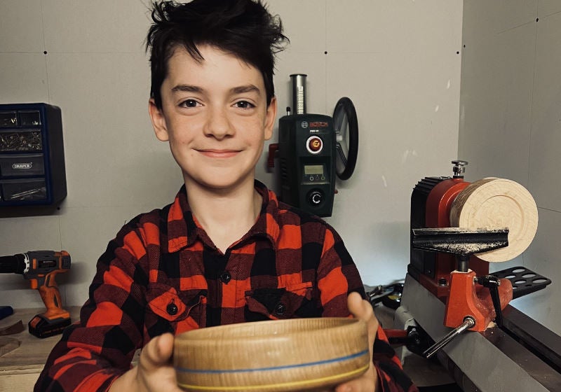 Garoto arrecada 1,3 milhão para crianças ucranianas com rifa de tigela feita por ele