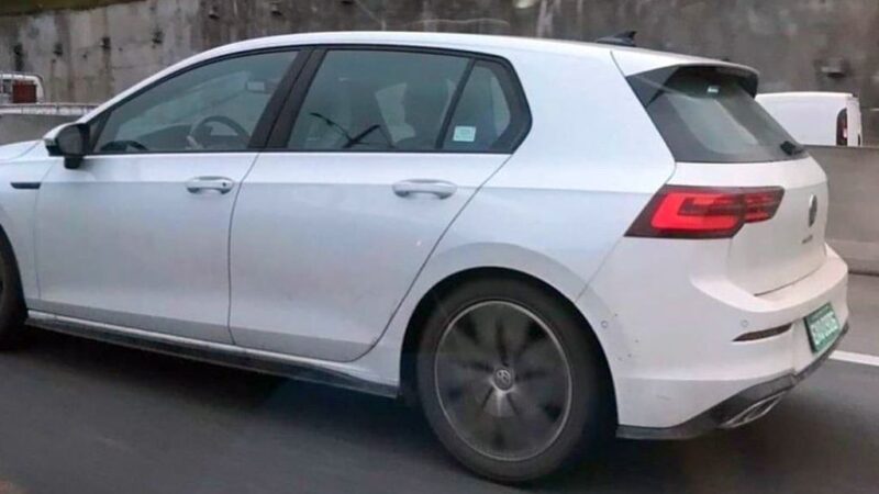 Novo Golf 8 é visto novamente em testes no Brasil