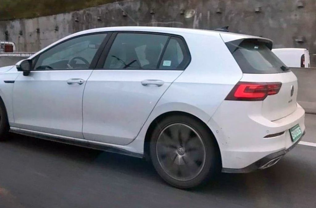 Novo Golf 8 é visto novamente em testes no Brasil