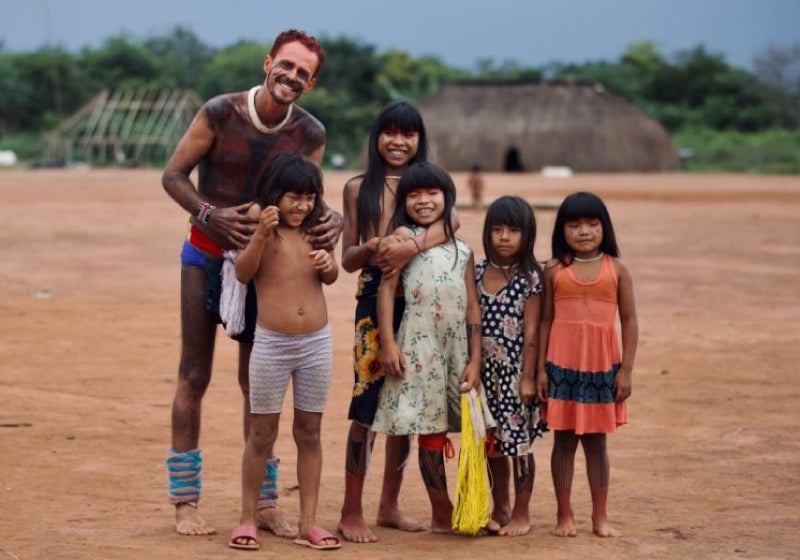 Professor dedica vida à educação de crianças indígenas no Xingu