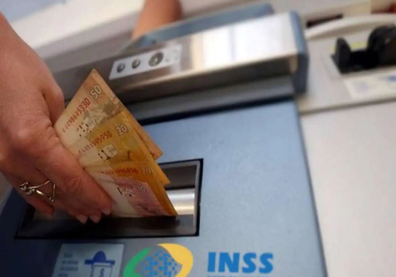 Aposentados começam a receber antecipação da parcela de 13º salário