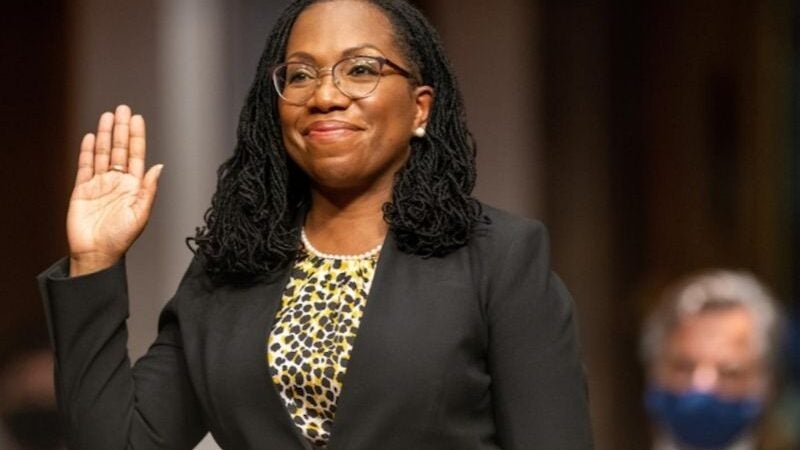 Agora é oficial: Ketanji Brown é a 1ª juíza negra da Suprema Corte