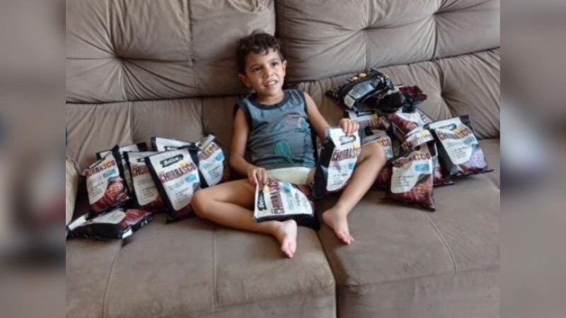 Mãe faz pedido e internautas presenteiam menino autista com salgadinho favorito