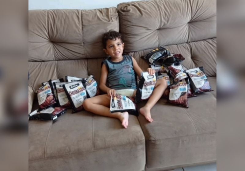 Mãe faz pedido e internautas presenteiam menino autista com salgadinho favorito