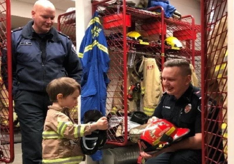 Menino de 3 leva currículo e consegue emprego nos bombeiros para 2034